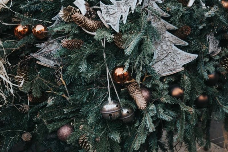 10 Artificial Christmas Trees Themes For Those who May Be At a Loss on What to Choose